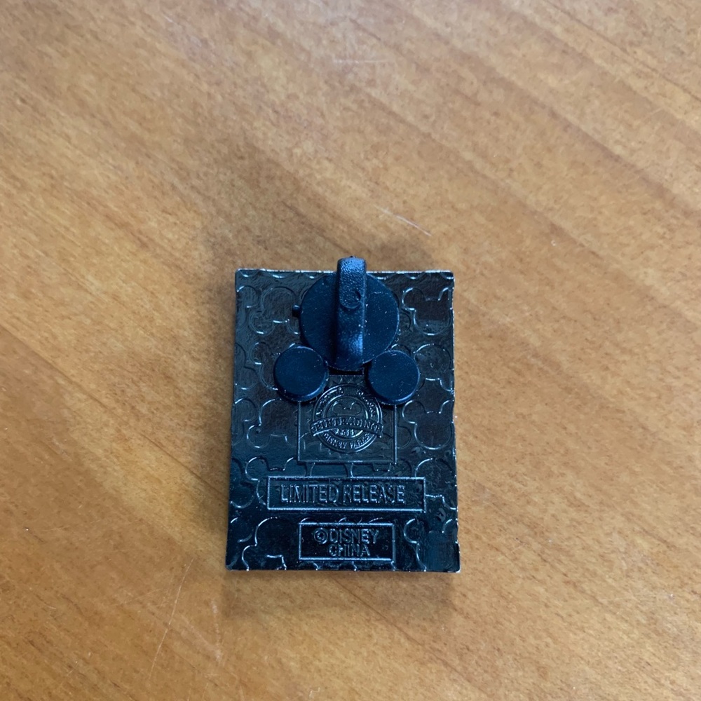 Dumbo Disney pin - classic grey rectangle - Picture 2 of 3